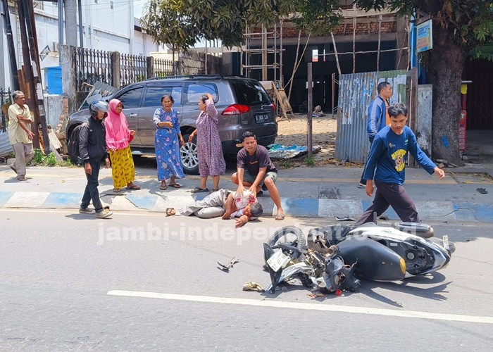 BREAKING NEWS: Sopir Tak Sadarkan Diri, Pajero Sport Hantam Median Jalan dan 1 Sepeda Motor di Kota Jambi