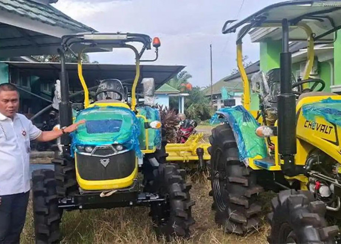  Pemkab Muaro Jambi Turunkan 13 Traktor, Tingkatkan Produktivitas Lahan Pertanian