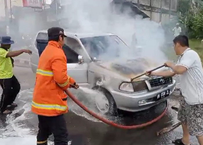 Waduh! Mobil Kijang LGX Kebakaran di Lorong Ibrahim Kota Jambi, Ini Penyebabnya