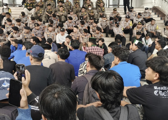 Aksi Mahasiswa Memanas! Massa Sudah Sampai ke Depan Kantor Gubernur Jambi