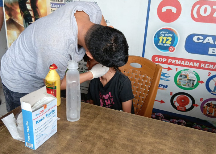 Cepat dan Aman, Tim Damkar Jambi Sigap Lepaskan Anting Bengkok di Telinga Warga