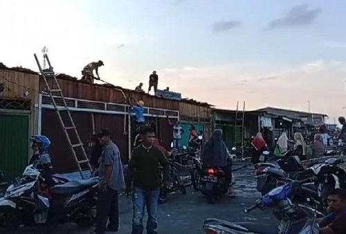 Korban Puting Beliung Kuala Jambi Tanjab Timur Berbenah dengan Alat Seadanya