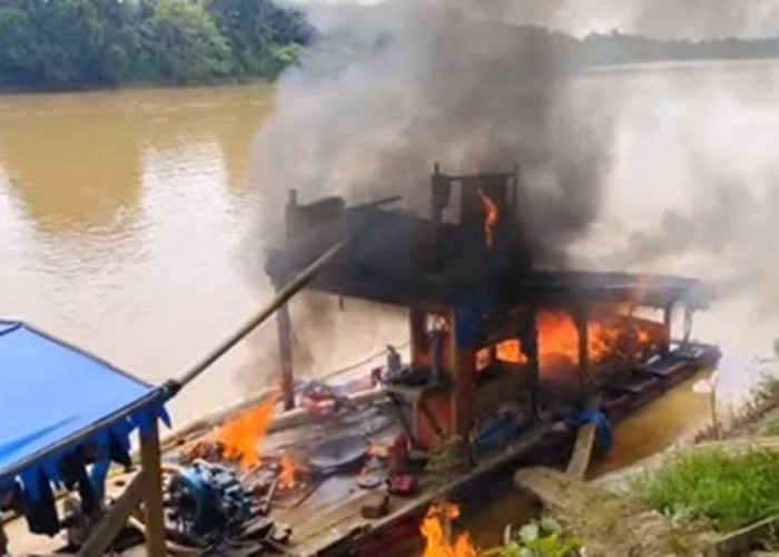 Warga Punti Kalo Keren! Ramai-ramai Bakar Rakit untuk PETI di Wilayah Mereka