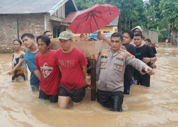 Banjir di Jelutung, Polisi dan Warga Kompak Evakuasi Lansia ke Tempat Aman