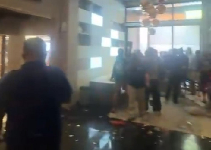 Giliran Rumah Anggota DPR Ahmad Sahroni di Tanjung Priok Diamuk Massa