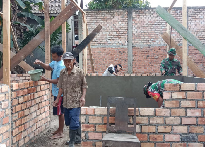 Satgas TMMD ke-121 Kodim 0415/Jambi bersama Masyarakat Gotong Royong Plaster Dinding Rumah Nenek Komsiah 