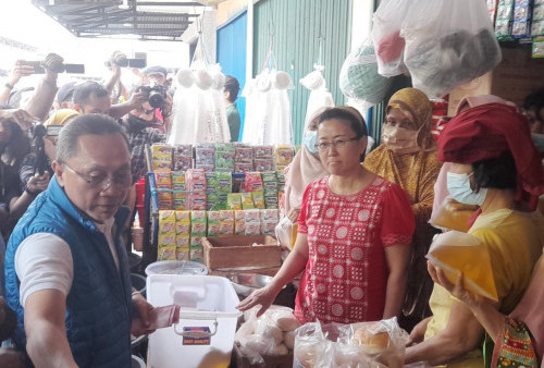 Mendag Zulkifli Hasan Borong Dagangan di Pasar Angso Duo, Dibagikan Kepada Pembeli