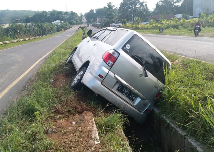 Kecelakaan Tunggal di Jalinsum KM 53 Bungo, Mobil Ini Terperosok dalam Drainase
