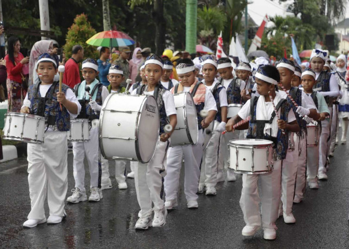 Pawai Karnaval Taman Kanak Kanak HUT RI di bawah Guyuran Hujan, Peserta Tetap Semangat