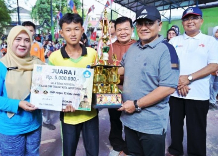 Wali Kota Maulana Serahkan Penghargaan untuk Siswa Berprestasi di Kota Jambi