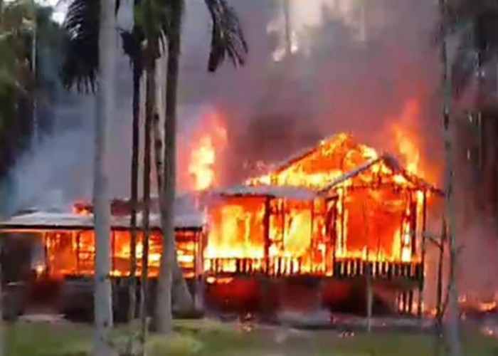 DETIK-DETIK LEBARAN BERUBAH JADI PETAKA! Rumah Warga Tanjab Timur Ludes Dilalap Api Saat Ditinggal Silaturahmi