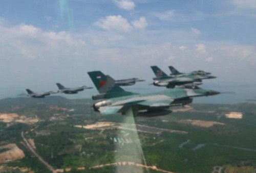 Meriahkan HUT Kemerdekaan RI, Pesawat Tempur TNI Terbang Rendah
