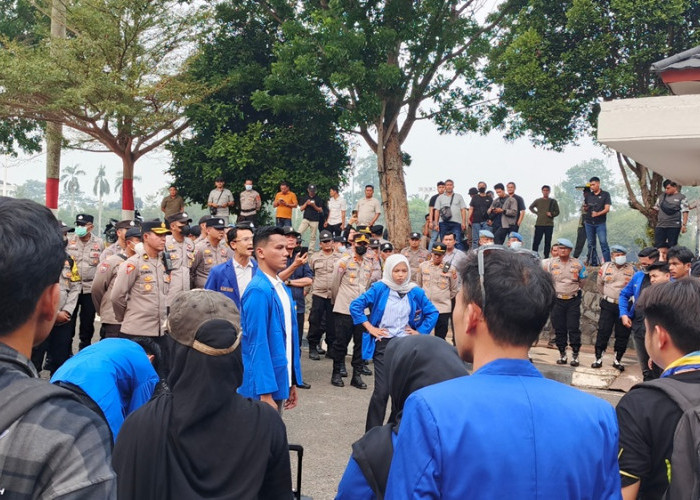 Al Haris Belum Temui Massa Aksi Karhutla, Demonstran Kembali Tagih Janji di Kantor Gubernur Jambi