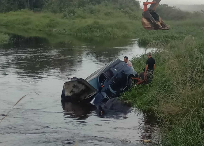 BREAKING NEWS : Ketua DPRD Tanjab Barat Kecelakaan, Mobil Terjun ke Kanal PT WKS, Begini Kondisinya Sekarang