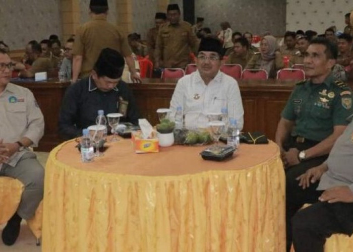 Bupati Anwar Sadat Berikan Penghargaan Kepada Pengelola PBB-P2 Terbaik