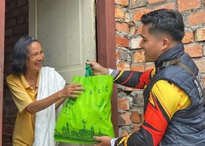 Dirreskrimum Polda Jambi Bagikan Paket Sembako ke Masyarakat Kota Jambi