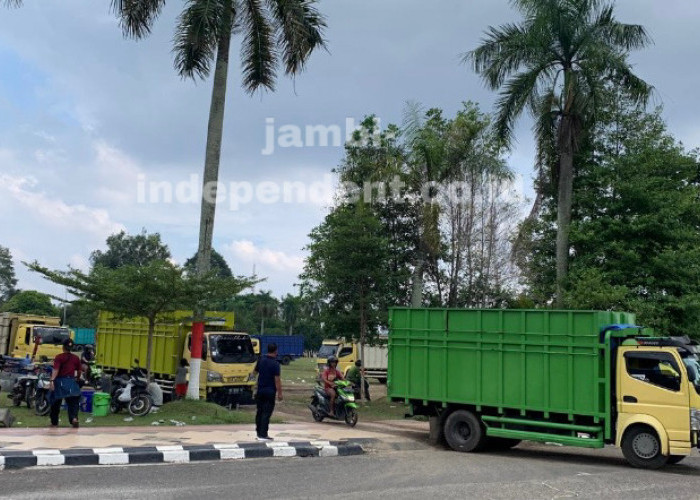 Massa Sopir Angkutan Batu Bara dari KS-Bara Tinggalkan Kantor Gubernur Jambi