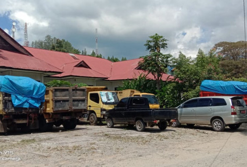 3 Truk Berisi Sampah Menumpuk di Kantor DLH Kota Sungaipenuh Timbulkan Aroma Tak Sedap
