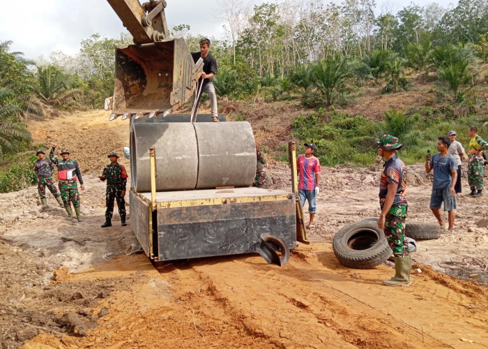 Kompak dan Akrabnya Satgas TMMD ke-121 Kodim 0415/Jambi Bersama Masyarakat saat Pindahkan Gorong-gorong