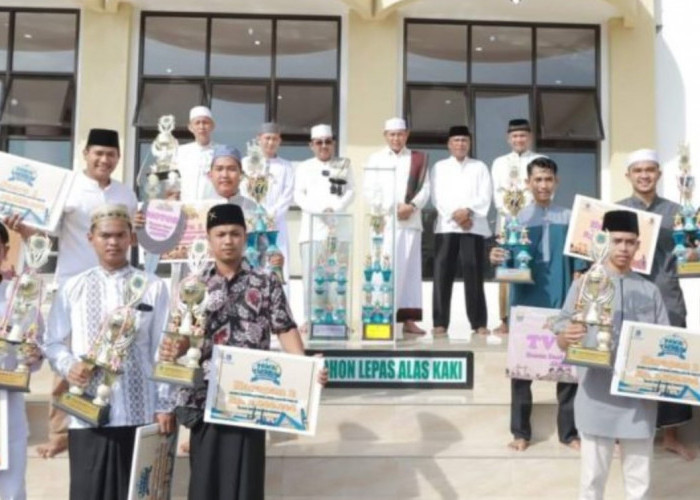 Bersama Wabup, Bupati Sholat Idul Fitri di Masjid Syeikh Utsman Kualatungkal