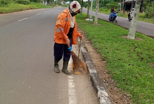 DLH Tanjab Timur Lakukan Ini, untuk Atasi Sampah di Taman TK