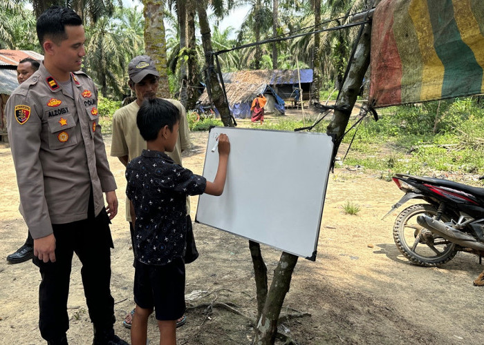 Belajar untuk Masa Depan, Polsek Bajubang Bimbing Anak-anak SAD di Batanghari Belajar Calistung dan Mengaji