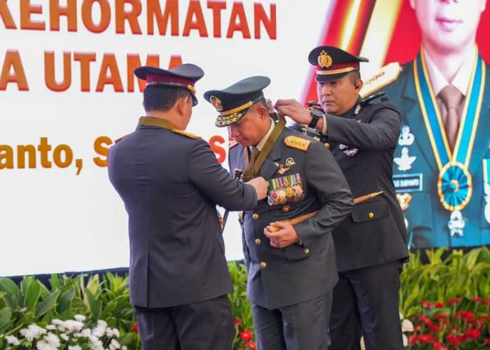 Panglima TNI dan 3 Kepala Staf TNI Terima Bintang Bhayangkara Utama dari Kapolri