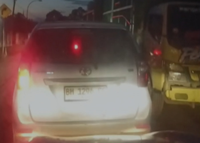 Macet Akibat Truk Batu Bara Patah As di Simpang Jelutih Belum Terurai! Antrean Kendaraan Mengular