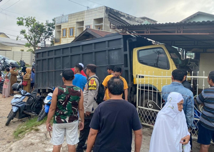 Truk Colt Diesel Ngamuk Pagi-Pagi! Seruduk 3 Motor, Warung Sayur dan Rumah Warga Hancur