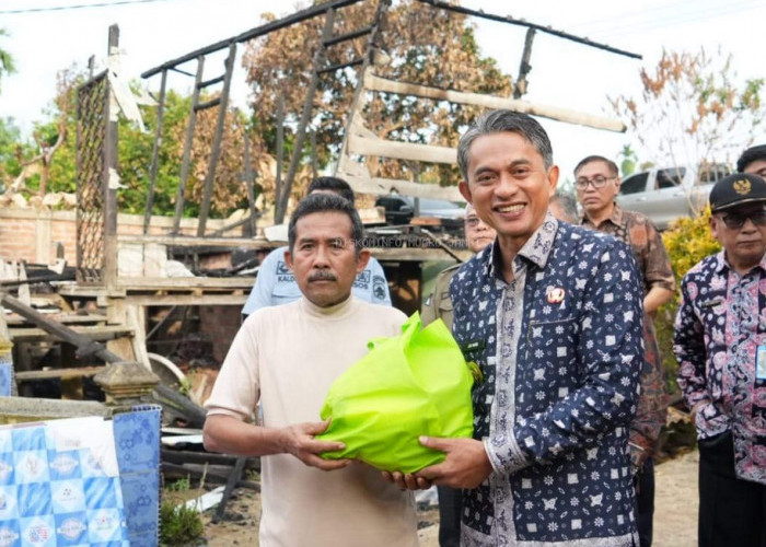 Wabup Junaidi Mahir Tinjau Lokasi Kebakaran dan Serahkan Bantuan untuk Korban di Desa Tunas Baru