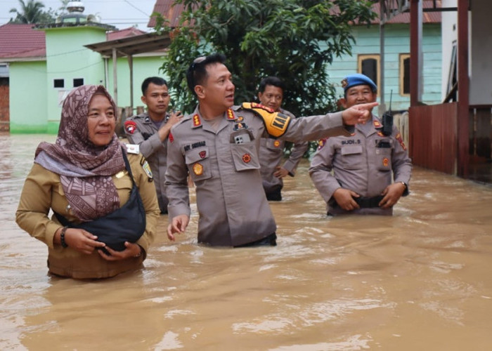 Pastikan Kondisi Warga, Kapolresta Jambi Terjun ke Lokasi Banjir di Kenali Asam Bawah