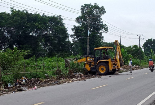 Bersihkan Sampah Bertumpuk di Kelurahan Penyengat Rendah, Harus Terjunkan Alat Berat 