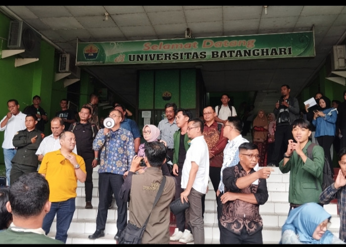 Mahasiswa dan Alumni UNBARI Antarkan Pj. Rektor Kembali Berkantor, Tolak Premanisme di Kampus