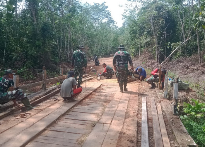 Satgas TMMD ke 121 Kodim 0415/Jambi Bersama Masyarakat Gotong Royong Rehab Jembatan Jalan Penghubung 3 Desa