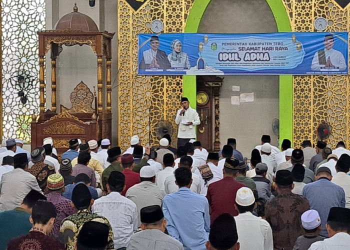 Pj Bupati Tebo Aspan Salat Idul Adha di Masjid Agung Al Ittihad: Pembagian Hewan Qurban untuk Kebersamaan