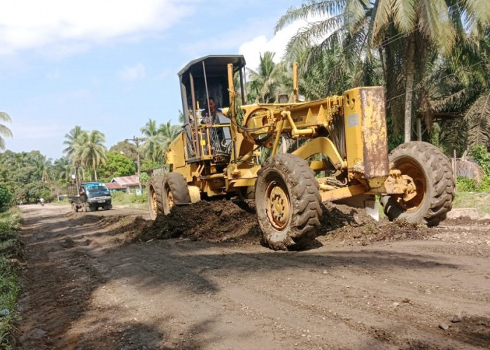 Dinas PUPR Provinsi Jambi Turunkan Alat Berat Perbaiki Jalan Berlubang Padang Lamo Tebo