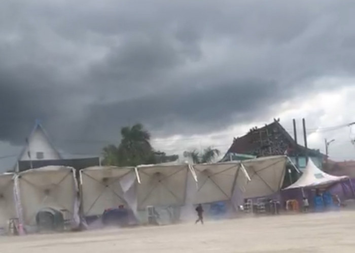 Tenda Festival Pengabuan di Alun-Alun Kuala Tungkal Ambruk Dihantam Badai