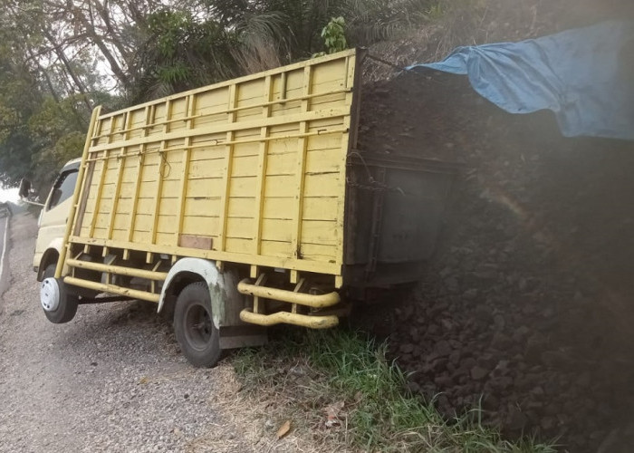 Patah As, Muatan Angkutan Batu Bara Tumpah di Desa Jebak