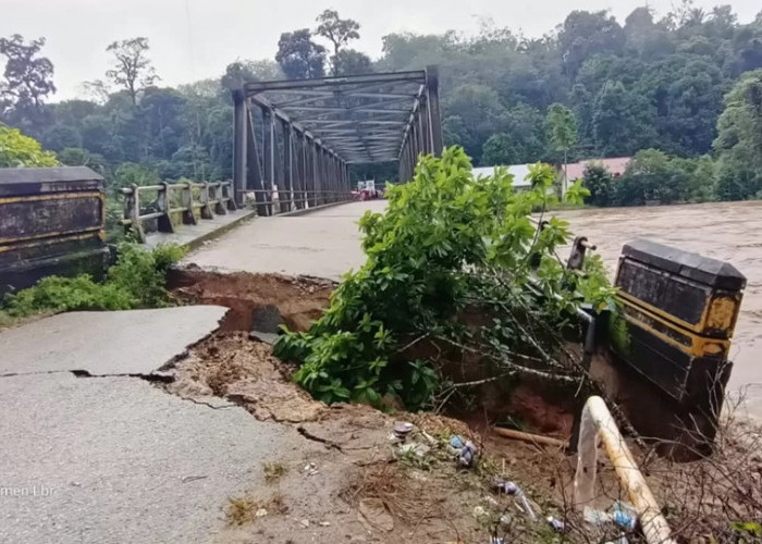 Diterjang Banjir, 5 Rumah di Bungo Hanyut, 2 Jembatan Putus