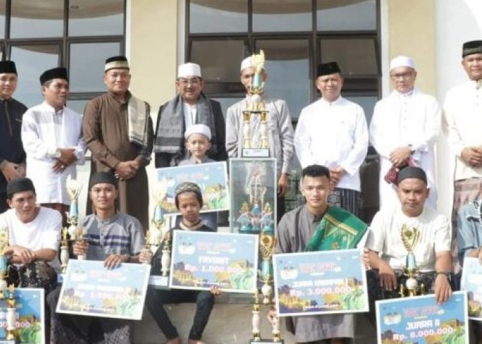 Usai Sholat IdulFitri, Bupati Anwar Sadat Serahkan Hadiah Festival Arakan Sahur