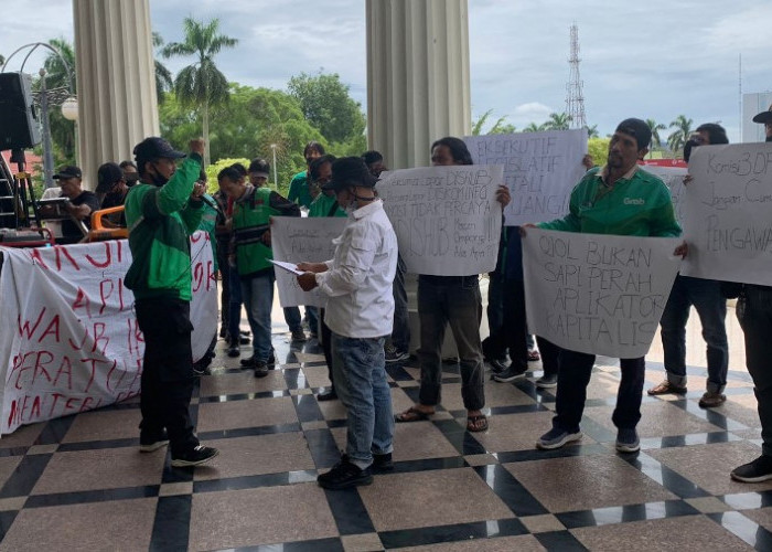 Bawa Sejumlah Tuntutan, Belasan Pengemudi Ojol Lakukan Aksi Demo di Kantor Gubernur Jambi