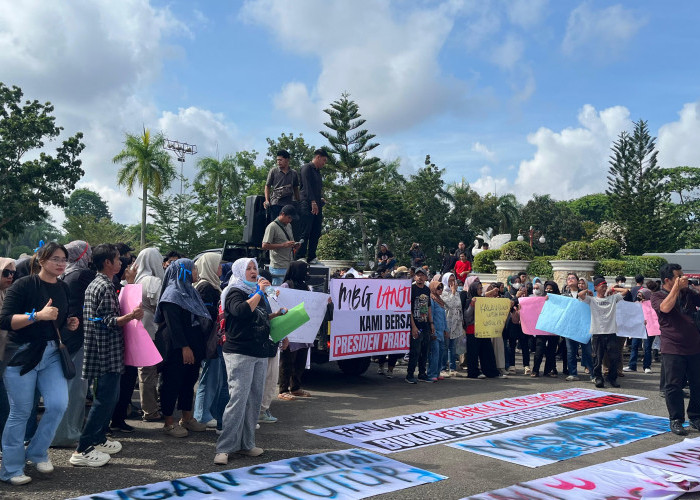 Ratusan Warga Datangi DPRD Jambi, Minta Program Makan Bergizi Gratis Tetap Dilanjutkan   