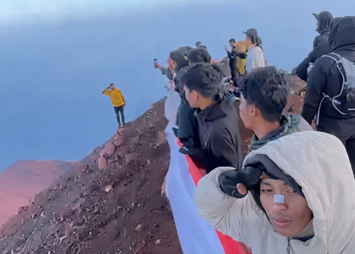 Peringati HUT ke-81 Republik Indonesia, Puluhan Pendaki Kibarkan Bendera 30 Meter di Puncak Gunung Kerinci