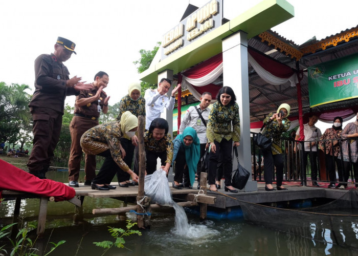 Ketua Umum Ikatan Adhyaksa Darmakarini Sruningwati Tabur Benih Ikan di Danau Kelari