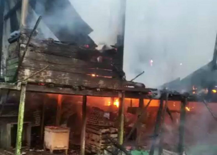 Jelang Waktu Berbuka Puasa, Rumah Warga di Teluk Kijing Tanjab Timur Hangus Terbakar