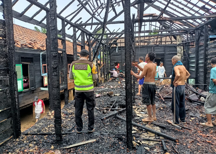 Sebuah Rumah di Kelurahan Tanjung, Kabupaten Muaro Jambi Hangus Terbakar