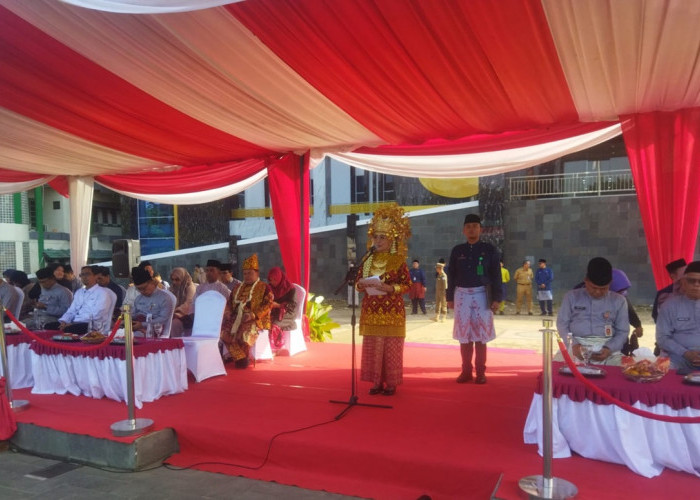 Tampil Beda Saat Pimpin Upacara Peringatan Hari Pendidikan Nasional, Pj Wali Kota Jambi Pakai Baju Adat Jambi