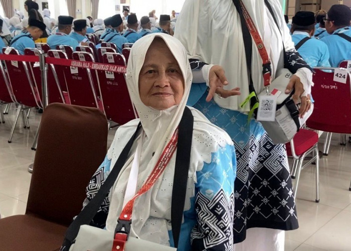 Luar Biasa! Kisah Siti Aisyah Jemaah Haji 100 Tahun Asal Jambi yang Masih Aktif ke Kebun Sawit dan Naik Tangga