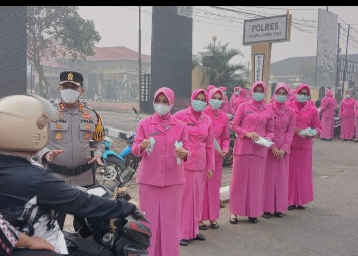 Kapolres Tanjab Timur Pimpin Pembagian Masker Gratis