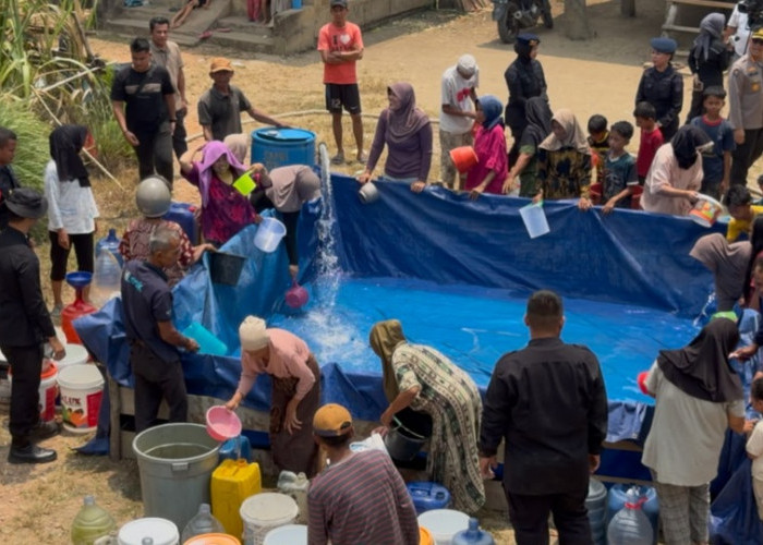 Saat Air Bersih Jadi Barang Sulit, Brimob Polda Jambi Hadir Langsung ke Rumah Warga di Desa Sarang Burung